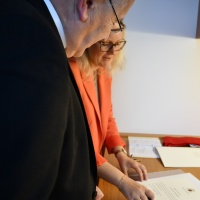 Beim Unterzeichnen des Amtseids. © Michael Baudisch