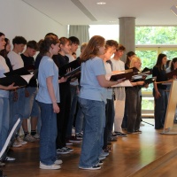 Musikalisch wurde die Feier vom Chor des St. Benno Gymnasiums unter der Leitung von Maria Fink gestaltet © Andreas Golinski