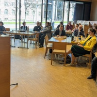 Die Vorsitzende Martina Breyer (links) berichtet auf der Frühjahrsvollversammlung des Katholikenrates Dresden-Meißen am 22. März in der Propstei St. Trinitatis Leipzig. © Katholikenrat
