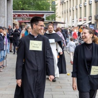 Gute Laune beim Gang durch die Stadt. © Uwe Winkler