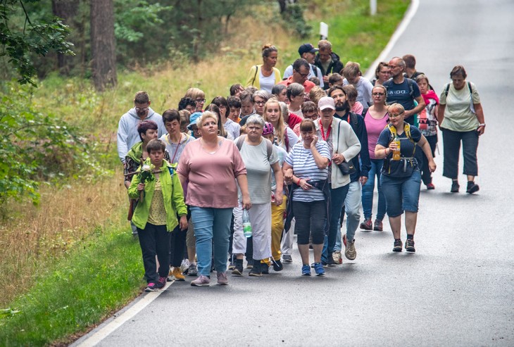 Diese Wallfahrtsgruppe machte sich zu Fuß auf den Weg nach Rosenthal. © Rafael Ledschbor / Katolski Posol