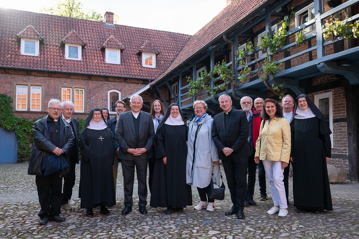 Die Vorstände der diözesanen Bonifatiuswerke trafen sich während ihrer Reise durch das Bistum Münster mit den Benediktinerinnen im Kloster Burg Dinklage. Mit dabei waren der Vorsitzende des Diözesan-Bonifatiuswerks Dresden-Meißen, Pfarrer Steffen Börner (ganz links), die Äbtissin der Benediktinerinnen, Sr. Franziska (3. v.l.), Bischof Heinrich Timmerevers (6. v.l.) und der Vorsitzende des Diözesan-Bonifatiuswerks Münster, Weihbischof Wilfried Theising (6.v.r.). © Offizialat Vechta / J. Hörnemann