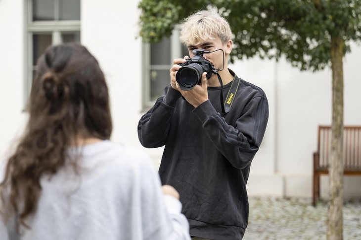 Auf Instagram und TikTok verraten aktuelle Volontäre, wie es hinter den ifp-Kulissen aussieht. © Erol Gurian/ifp