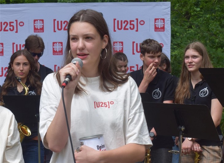 Peer-Beraterin Elisabeth erläutert das Projekt [U25]. © Andreas Schuppert