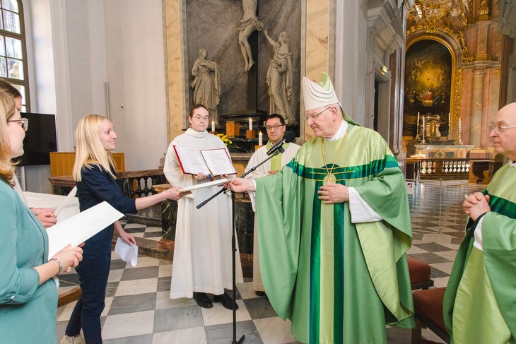 Bischof Heinrich Timmerevers bei der Verleihung der Urkunden. © Andreas Gäbler