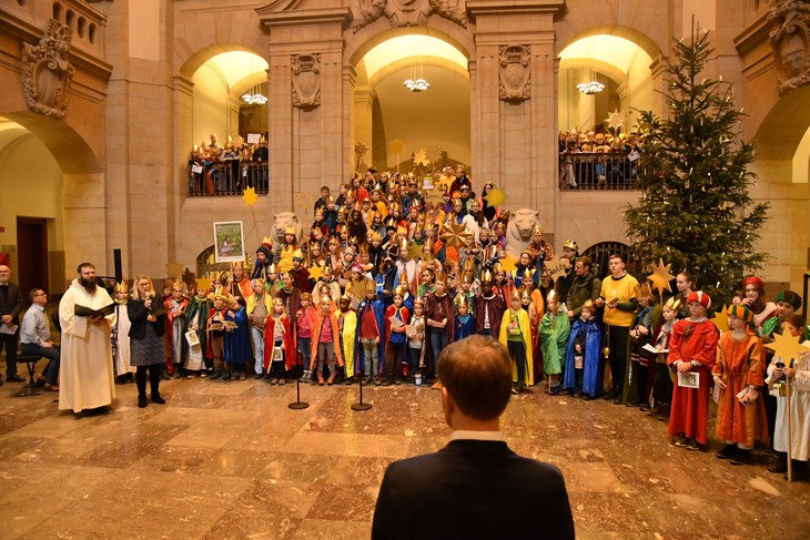 Auch zum Jahresbeginn 2024 waren die Sternsinger zu Gast bei Sachsens Ministerpräsident Michael Kretschmer. © Michael Baudisch