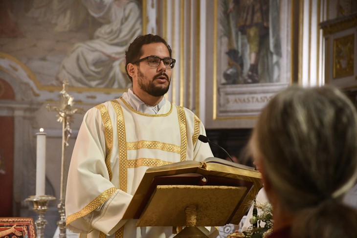 Bei einem Gottesdienst zur Bistumswallfahrt 2025 in Rom trägt Karim Habib Gehrmann das Evangelium vor. © Michael Baudisch
