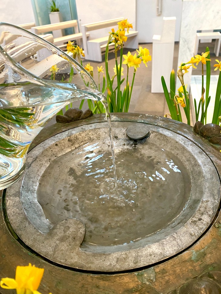 Eingießen von Weihwasser in ein Taufbecken. © Sylvio Krüger, in: Pfarrbriefservice.de