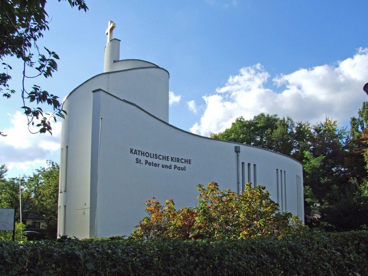 Die Markkleeberger Kirche erinnert von außen an eine Schriftrolle. © Pfarrei St. Bonifatius Leipzig