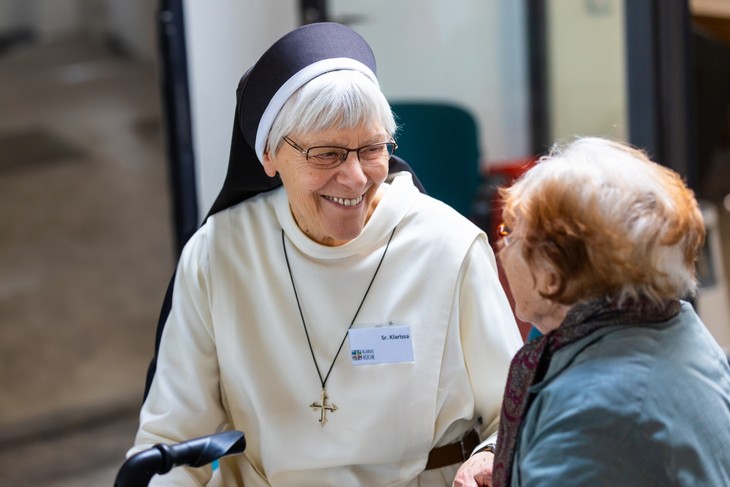 Kopf und Herz von Klaras Küche: Schwester Klarissa Watermann OP, hier im Gespräch mit einer Besucherin von Klaras Küche. © Hartmut Salzmann