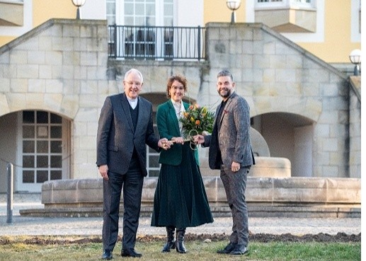 (V.l.n.r.) Bei der Schlüsselübergabe - Bischof Heinrich Timmerevers, Sybille Richards und Max Rothe. © Raphael Ledschbor